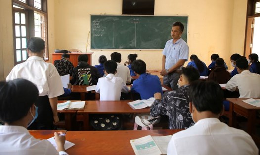 Nam giáo viên ở đồng bằng tăng cường lên miền núi tỉnh Quảng Trị để dạy học, khắc phục tình trạng nơi thừa, nơi thiếu giáo viên. Ảnh: Hưng Thơ