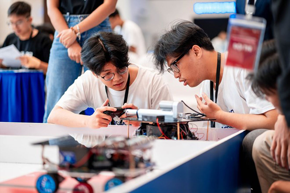 Các đội tham gia thi đấu Robocon. Ảnh: Lương Hạnh