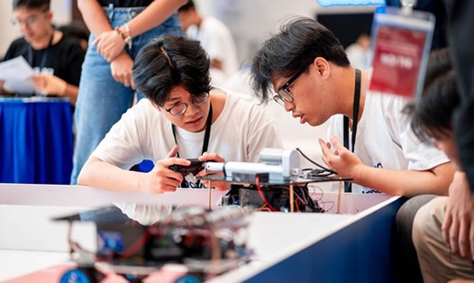 Các đội tham gia thi đấu Robocon. Ảnh: Lương Hạnh