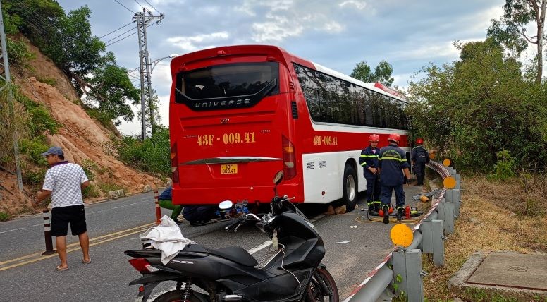 Các chiến sĩ PCCC & CNCH cứu người phụ nữ gặp nạn. Ảnh: Văn Trực