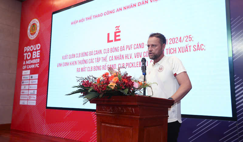 Instructor Polking spoke at the Hanoi Police Club's Departure Ceremony. Photo: CAHN