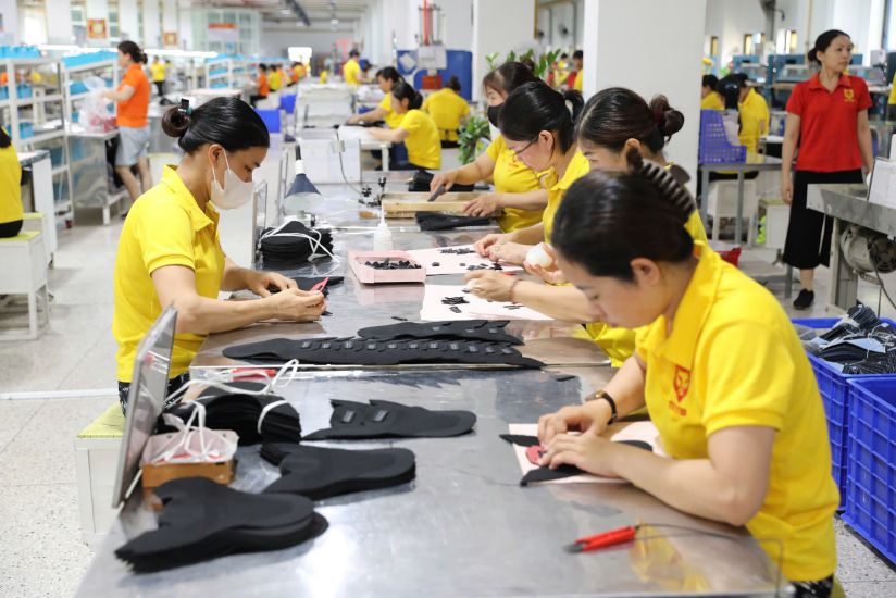 Công nhân làm việc tại Công ty TNHH Viet Power được Ban chấp hành Công đoàn cơ sở quan tâm, lắng nghe chia sẻ. Ảnh: Hà Vi