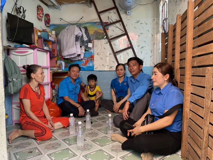 Chị Nguyễn Ngọc Yến Hương (bìa phải) cùng Ban Chấp hành công đoàn cơ sở thăm động viên công nhân lao động. Ảnh: Nhân vật cung cấp