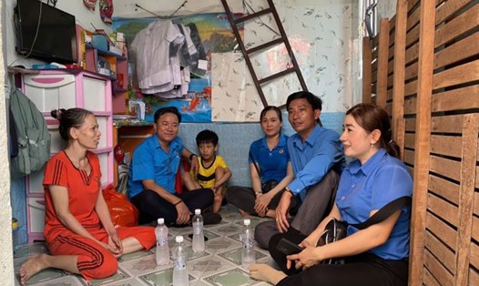 Chị Nguyễn Ngọc Yến Hương (bìa phải) cùng Ban Chấp hành công đoàn cơ sở thăm động viên công nhân lao động. Ảnh: Nhân vật cung cấp