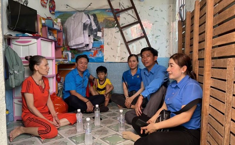 Chị Nguyễn Ngọc Yến Hương (bìa phải) cùng Ban Chấp hành công đoàn cơ sở thăm động viên công nhân lao động. Ảnh: Nhân vật cung cấp