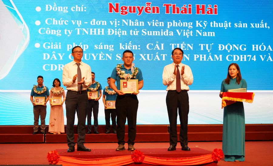 Anh Nguyễn Thái Hải được Tổng LĐLĐVN tặng Bằng Lao động sáng tạo. Ảnh: Mai Dung