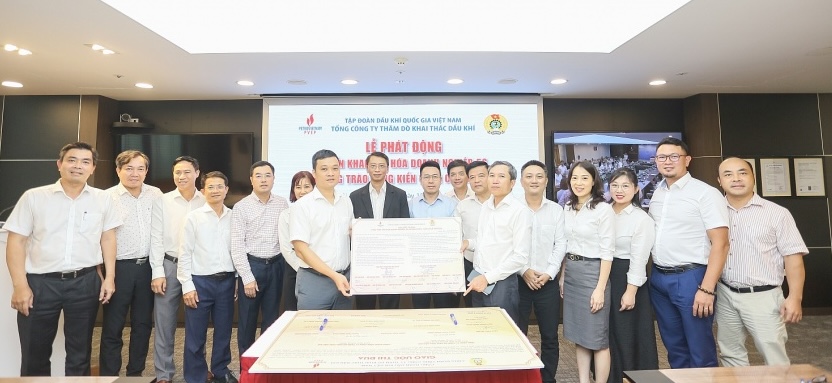 Ký kết Giao ước thi đua phong trào lao động sáng tạo, sáng kiến giải pháp hữu ích giai đoạn 2024 – 2028” và cam kết thực hiện Văn hóa doanh nghiệp tại PVEP. Ảnh: CĐCS
