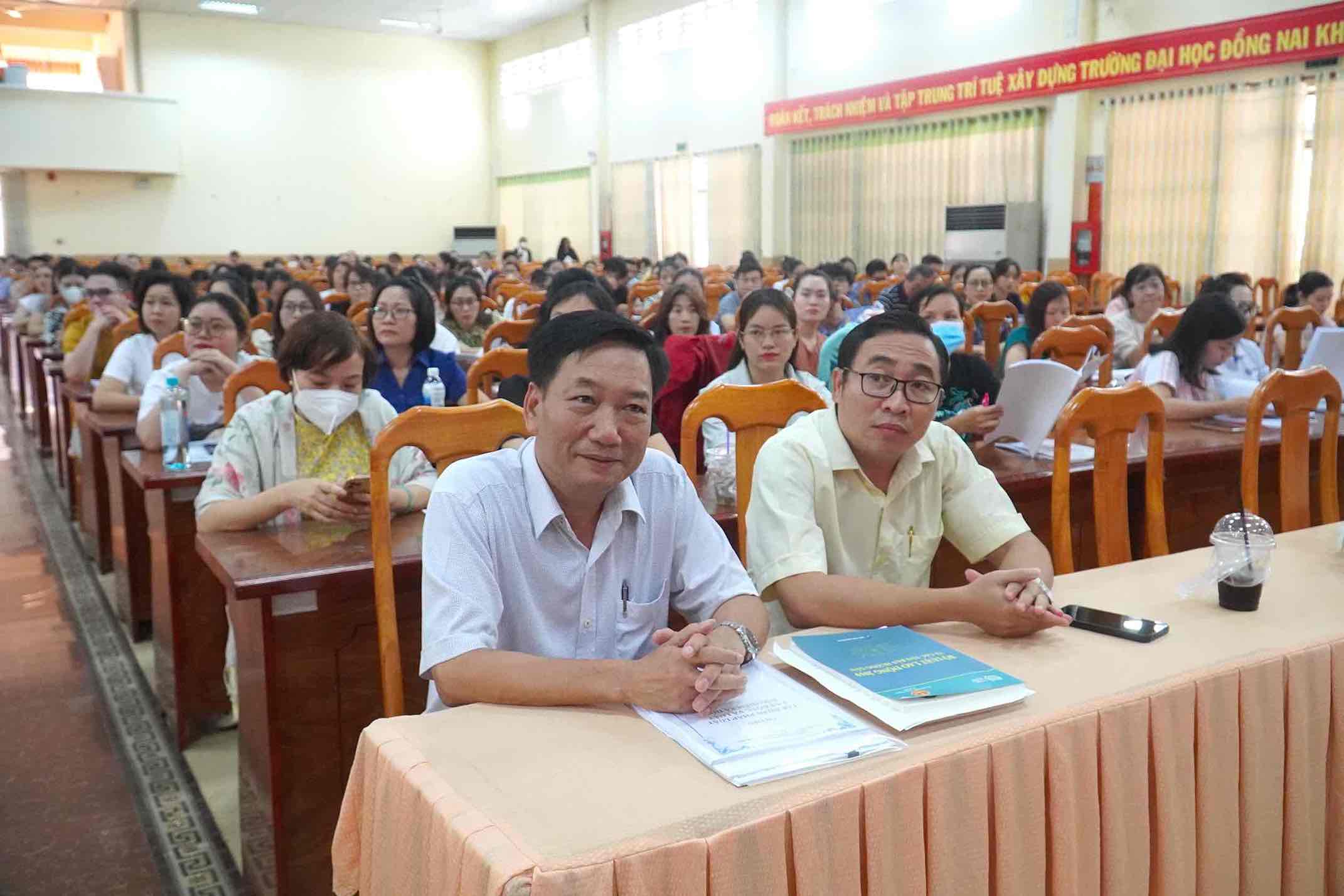 Officials of the Department of Labor, Invalids and Social Affairs of Dong Nai province and representatives of businesses at a conference on social insurance and regional minimum wage. Photo: HAC