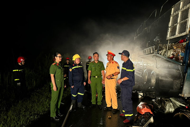 Đại tá Phạm Gia Chiến - Trưởng phòng Cảnh sát giao thông Lào Cai (áo vàng) có mặt để xử lý vụ việc. Ảnh: Đơn vị cung cấp