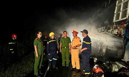 Đại tá Phạm Gia Chiến - Trưởng phòng Cảnh sát giao thông Lào Cai (áo vàng) có mặt để xử lý vụ việc. Ảnh: Đơn vị cung cấp