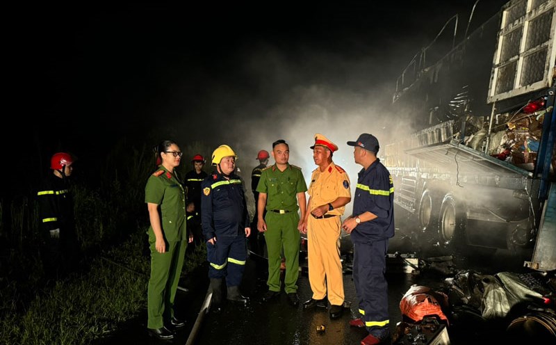 Đại tá Phạm Gia Chiến - Trưởng phòng Cảnh sát giao thông Lào Cai (áo vàng) có mặt để xử lý vụ việc. Ảnh: Đơn vị cung cấp