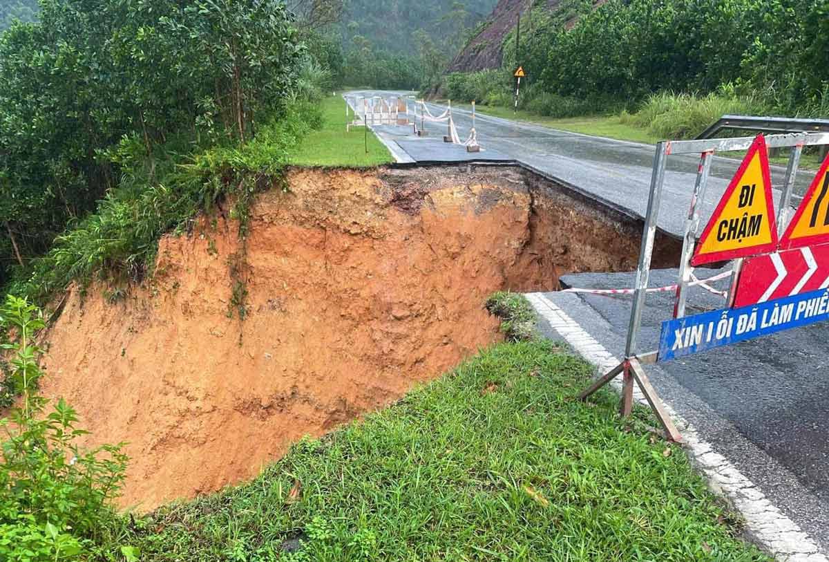 Hố sụt trên Quốc lộ 18B (Hải Hà, Quảng Ninh) tiếp tục sạt lở rộng hơn sau khi lực lượng chức năng phát hiện cảnh báo. Ảnh: Người dân cung cấp