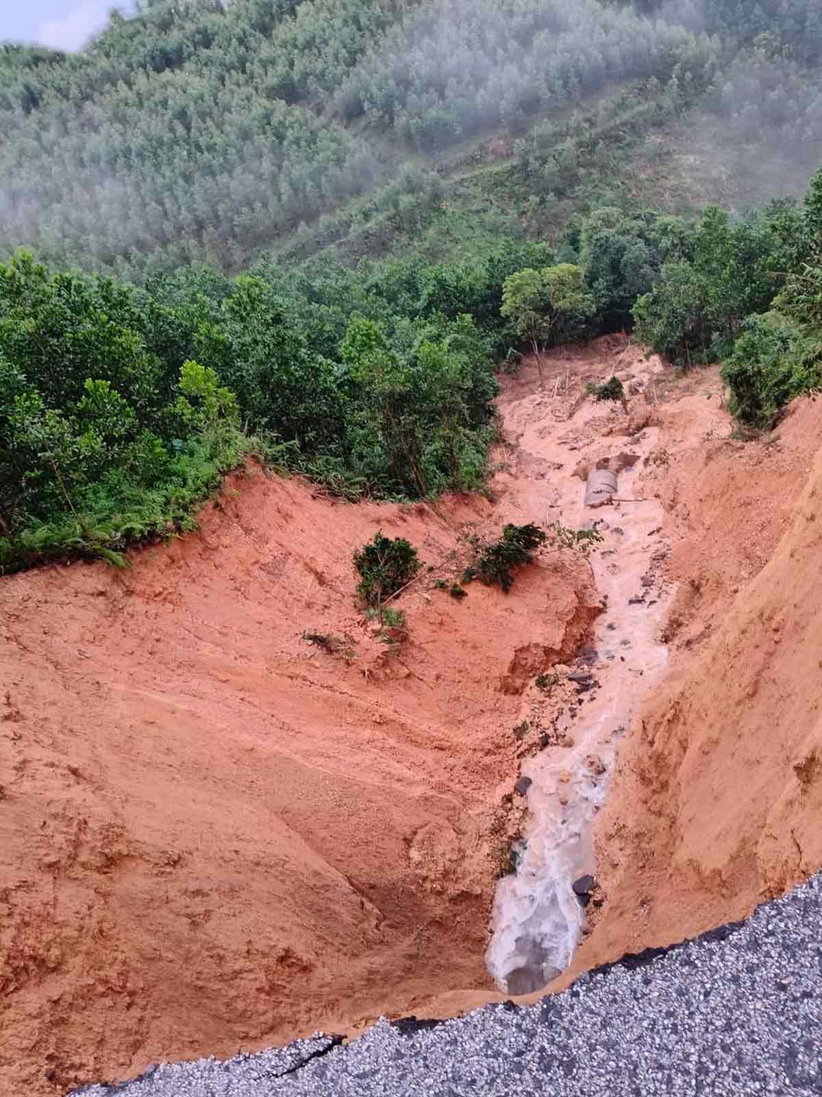 Hộ sạt xuống vực sâu trên 30m. Ảnh: Người dân cung cấp