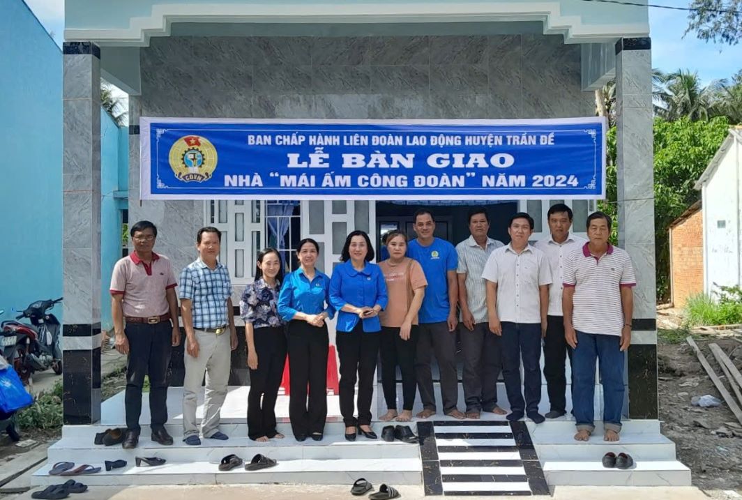 Lãnh đạo LĐLĐ tỉnh Sóc Trăng bàn giao Mái ấm Công đoàn cho đoàn viên Trần Tiền. Ảnh: LĐLĐ tỉnh Sóc Trăng