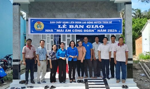 Lãnh đạo LĐLĐ tỉnh Sóc Trăng bàn giao Mái ấm Công đoàn cho đoàn viên Trần Tiền. Ảnh: LĐLĐ tỉnh Sóc Trăng