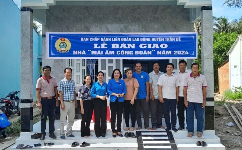 Lãnh đạo LĐLĐ tỉnh Sóc Trăng bàn giao Mái ấm Công đoàn cho đoàn viên Trần Tiền. Ảnh: LĐLĐ tỉnh Sóc Trăng