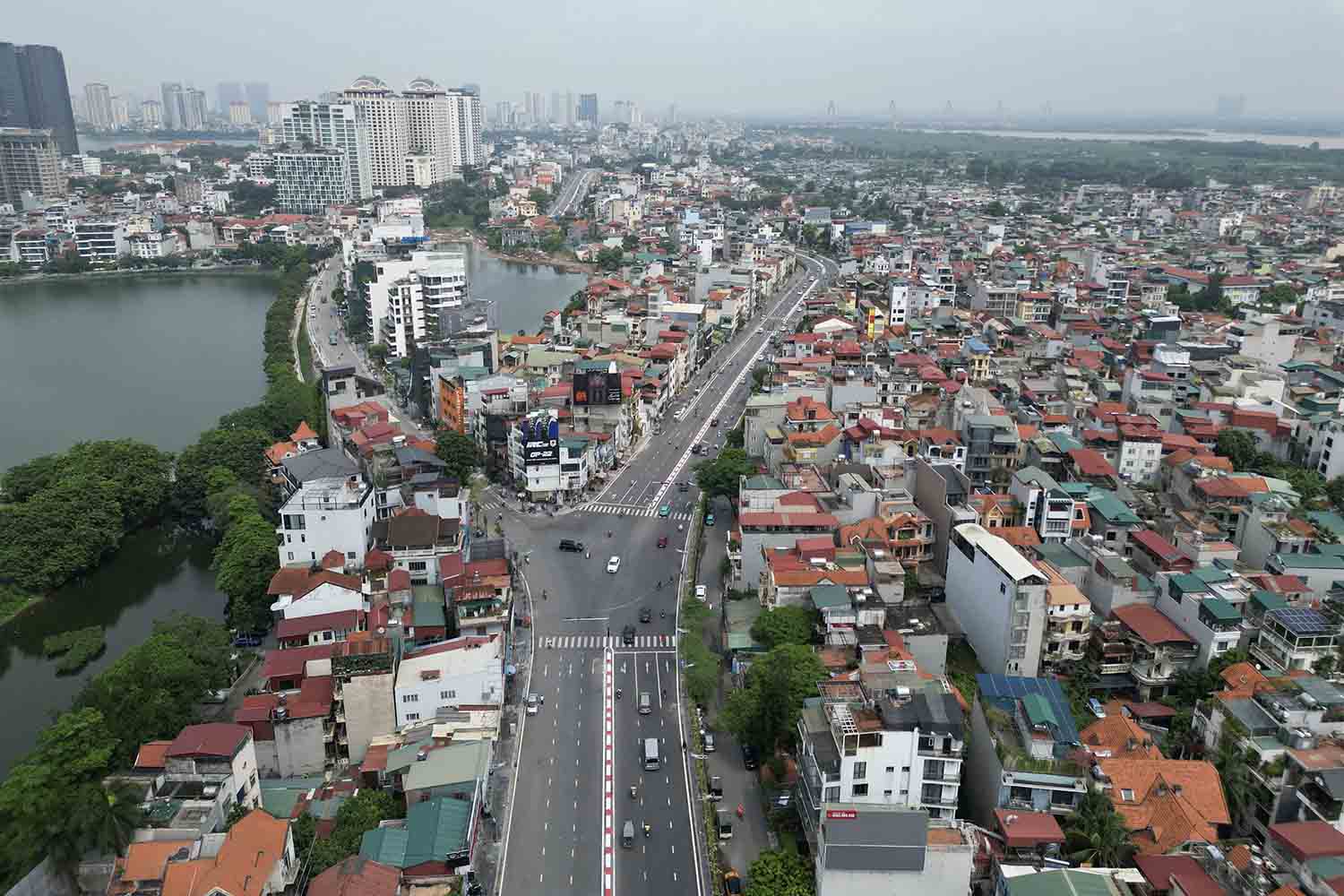 Au Co - Nghi Tam road expansion project (Tay Ho district, Hanoi), the section from Thang Loi hotel intersection to Nhat Tan bridge intersection is 3.7km long, part of the project to build an overpass at An Duong - intersection. Youth stage 2.