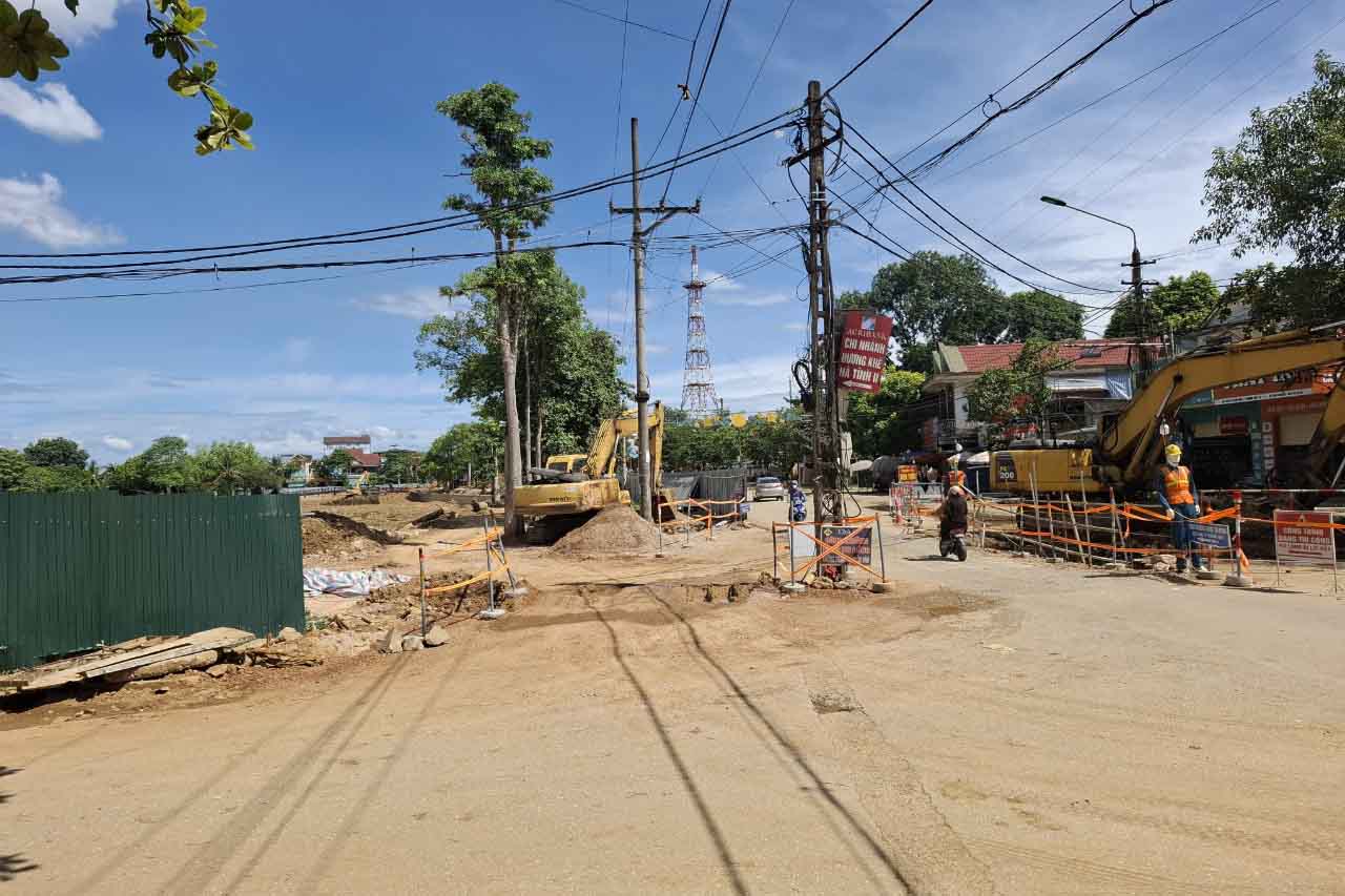 Tiểu dự án cơ sở hạ tầng đô thị Hương Khê đang triển khai thi công mà chủ đầu tư đang xin điều chỉnh dự án. Ảnh: Trần Tuấn.