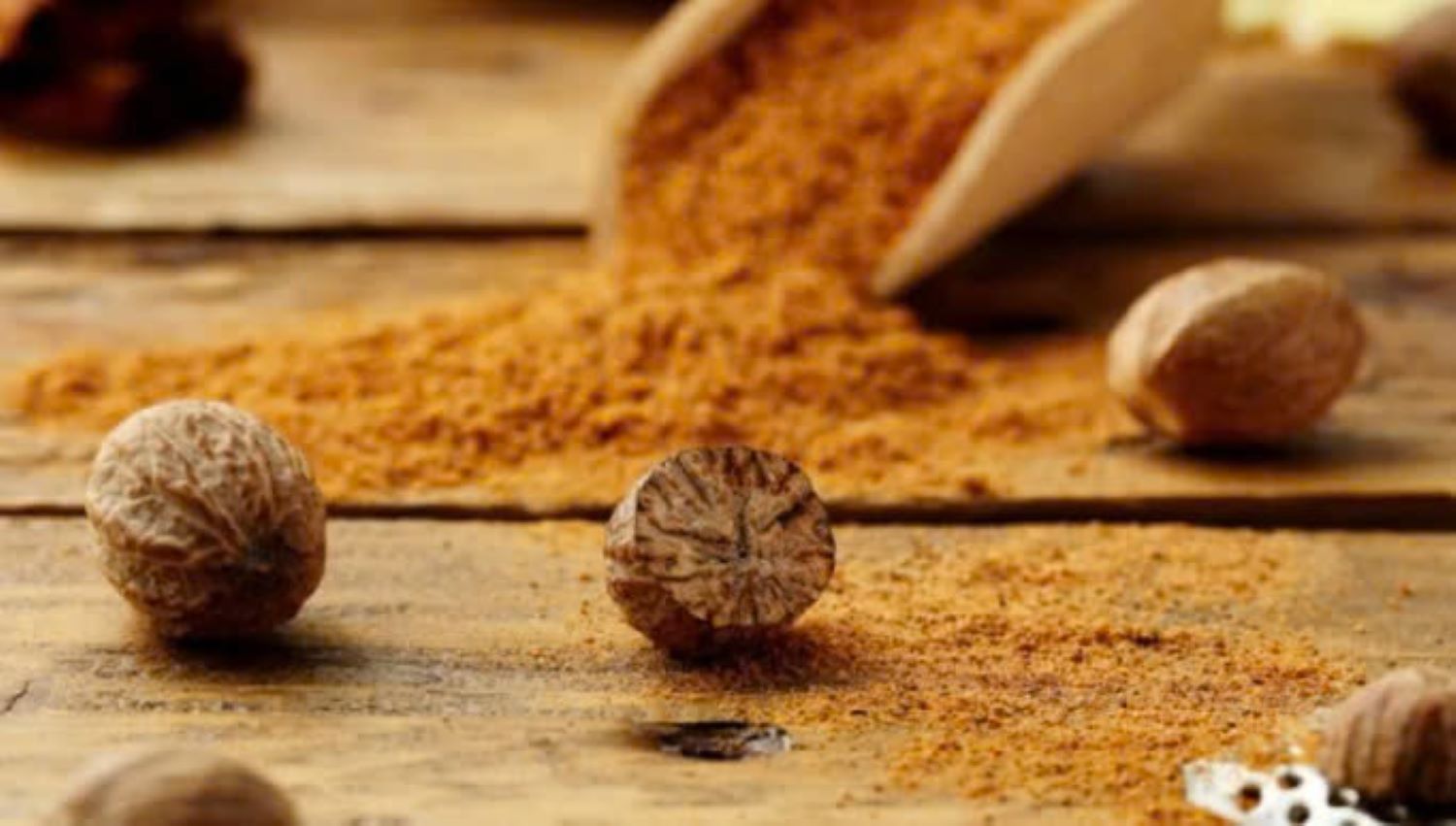 Benefits of nutmeg with skin. Image source: Adobe Stock