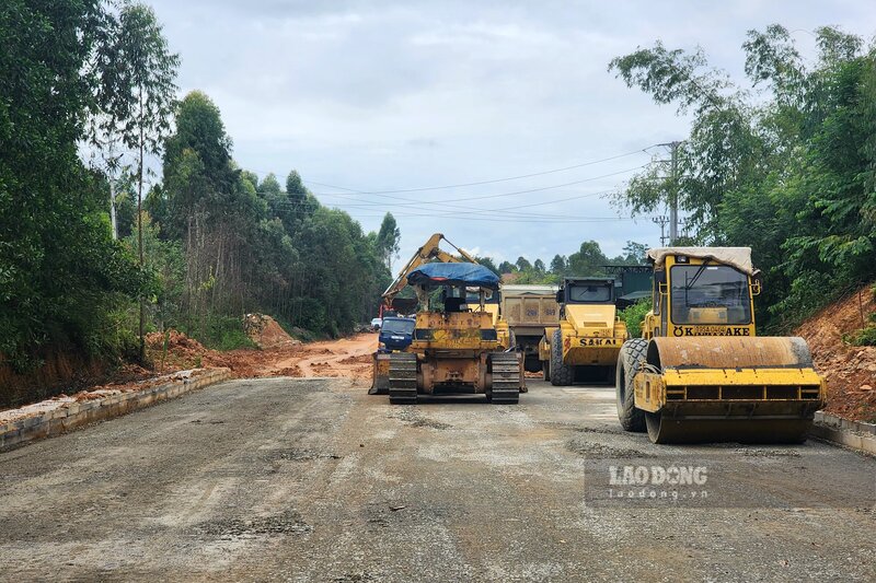 Many machines and equipment are under construction at the project site.