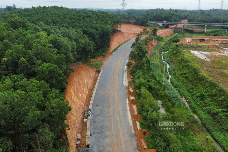 Road Project connecting provincial road 325B (Bac Lam Thao Industrial Cluster) - National Highway 2 - Provincial Road 323H - District Road P2 (Phu Gia Industrial Cluster, Phu Ninh District) invested by Phu Ninh District People's Committee , with a total investment of over 245 billion VND.