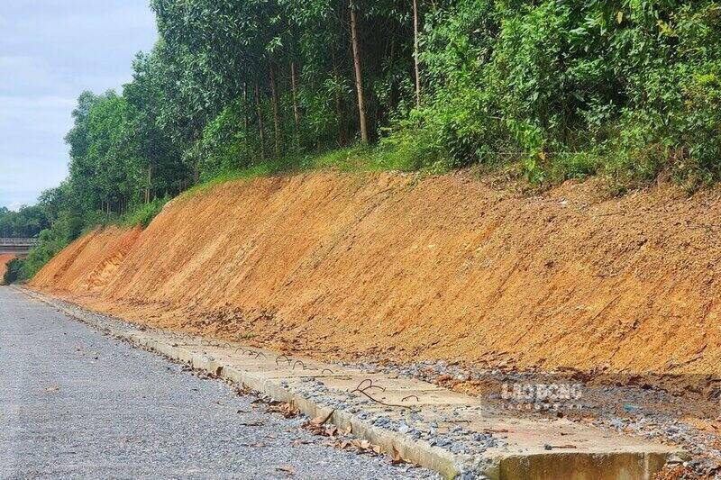 As noted by a reporter from Lao Dong Newspaper in mid-August, this route designed according to class III plain road standards passes through many low hills and mountains of midland communes in Phu Tho.