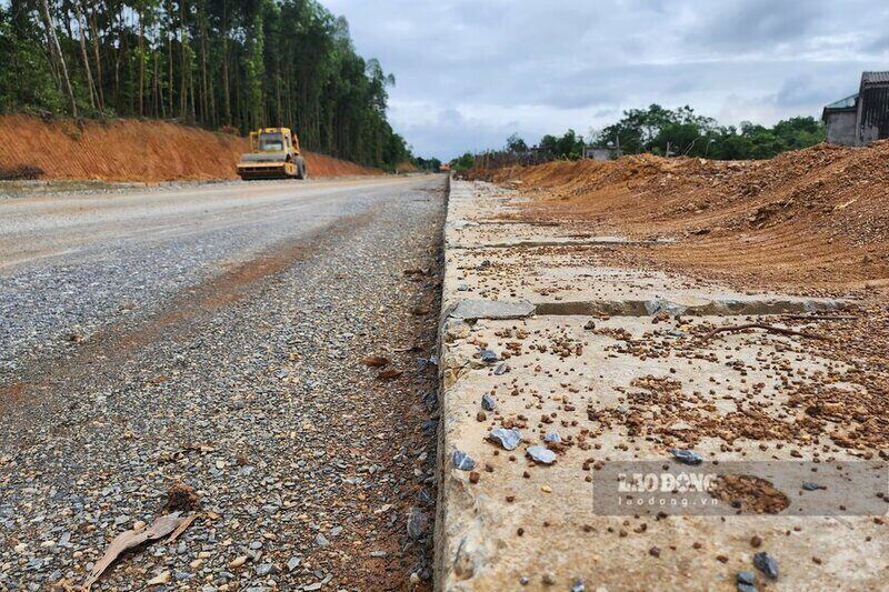 After the drainage system was basically completed, there are now sections of the route covered with asphalt, many sections are being spread with crushed stone, and the remaining sections are being excavated and embanked...