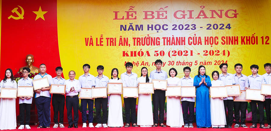 Hội Khuyến học tỉnh Nghệ An và Trường THPT chuyên Phan Bội Châu khen thưởng những học sinh đạt thành tích cao tại kỳ thi học sinh giỏi quốc gia. Ảnh: Đức Anh