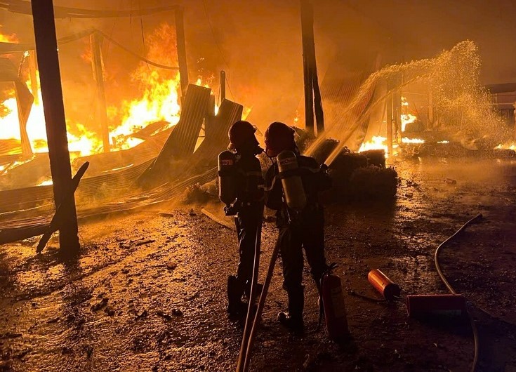 Lực lượng chức năng tỉnh Đắk Lắk nỗ lực dập tắt vụ cháy lớn tại xưởng phế liệu ở huyện Ea Kar. Ảnh: Công an cung cấp