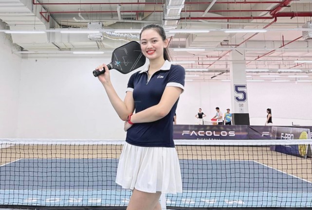 Vận động viên bóng chuyền Thu Hoài thử sức với môn pickleball. Ảnh: Nhân vật cung cấp