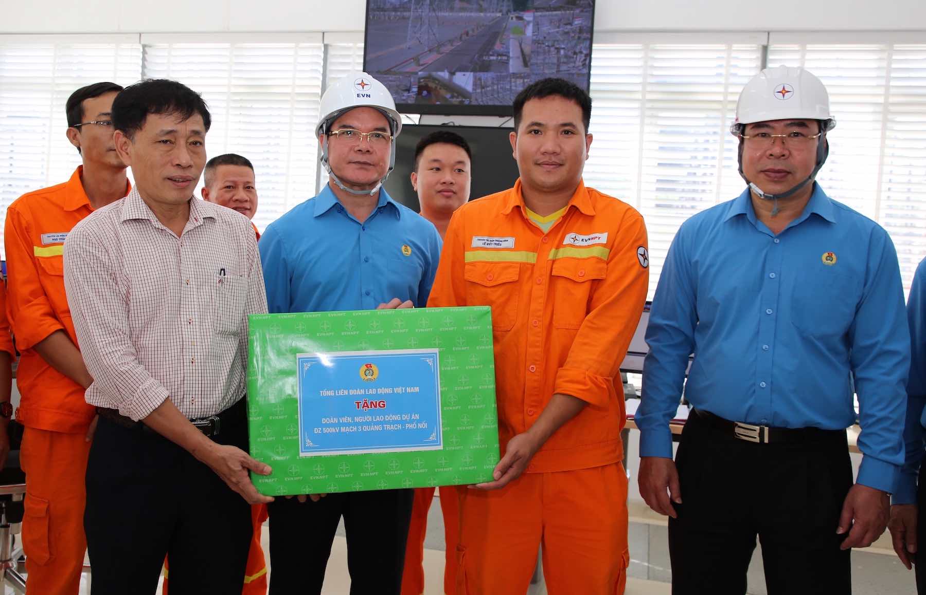 Ông Nguyễn Đình Khang -  Chủ tịch Tổng Liên đoàn Lao động Việt Nam động viên người lao động tại trạm biến áp 500kV Quảng Trạch. Ảnh: Công Sáng