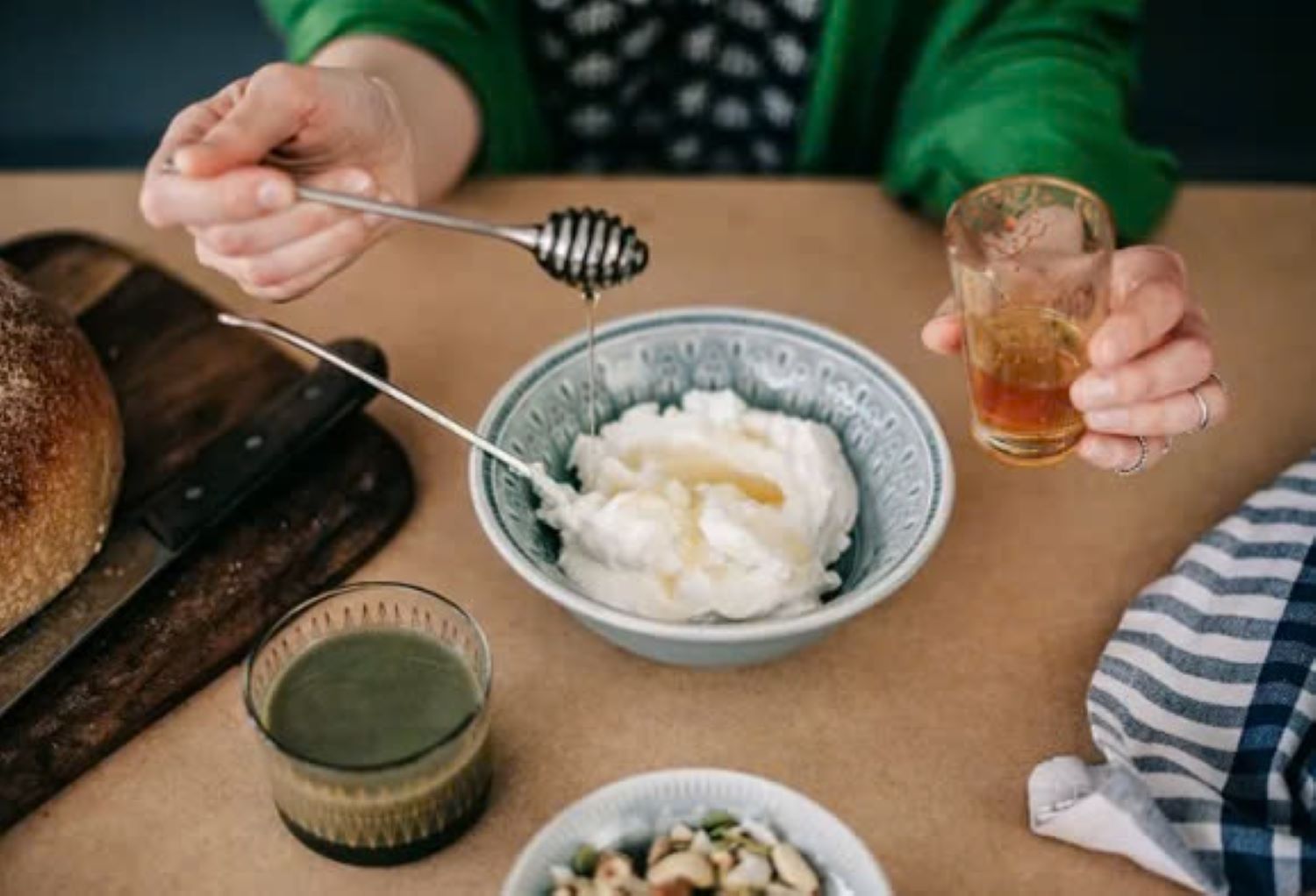 Lợi ích của việc thêm mật ong vào sữa chua. Nguồn ảnh: Theo Health