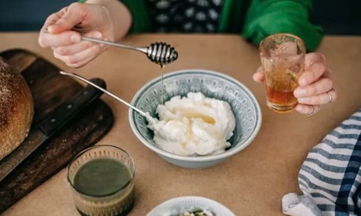 Lợi ích của việc thêm mật ong vào sữa chua. Nguồn ảnh: Theo Health
