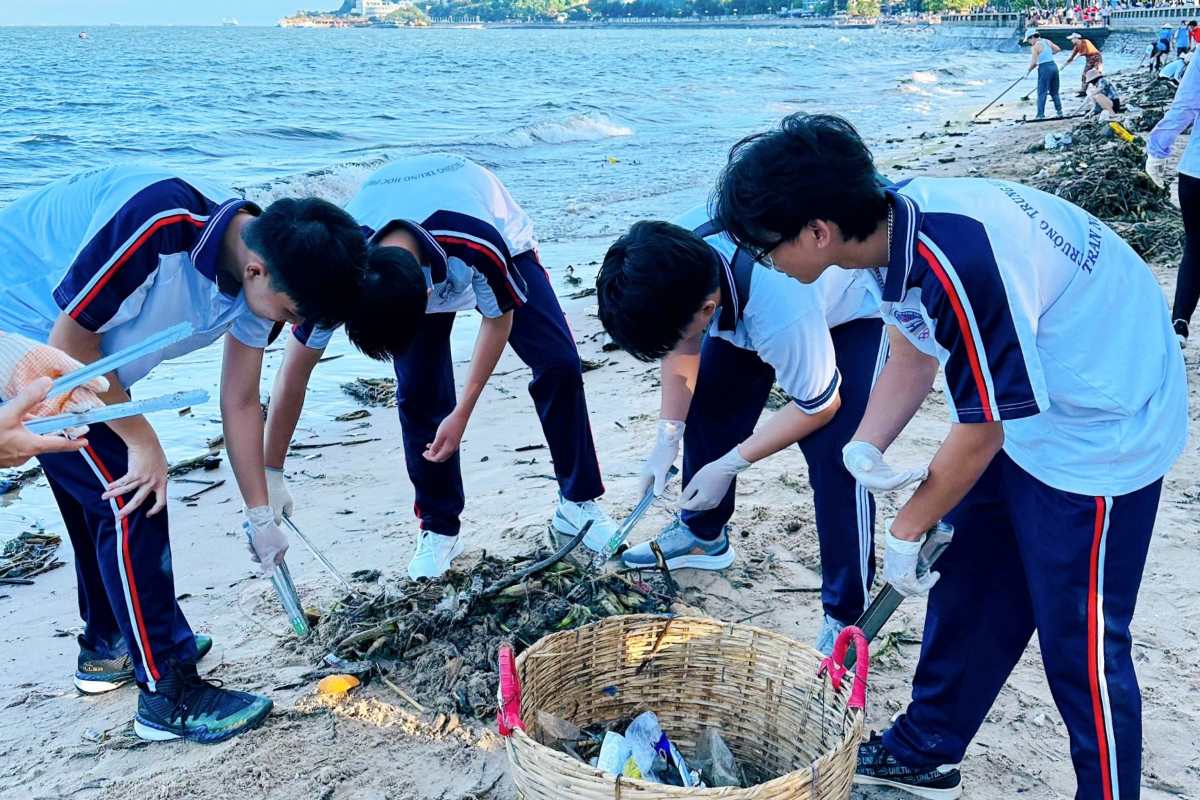 Các em học sinh cũng cùng chung tay thu gom rác, làm sạch bãi biển. 