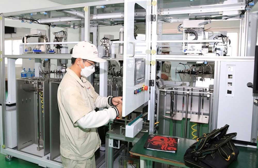 Để đáp ứng nhu cầu từ thị trường, doanh nghiệp công nghiệp hỗ trợ buộc phải chuyển đổi trong sản xuất. Ảnh: Nguyễn Hiền