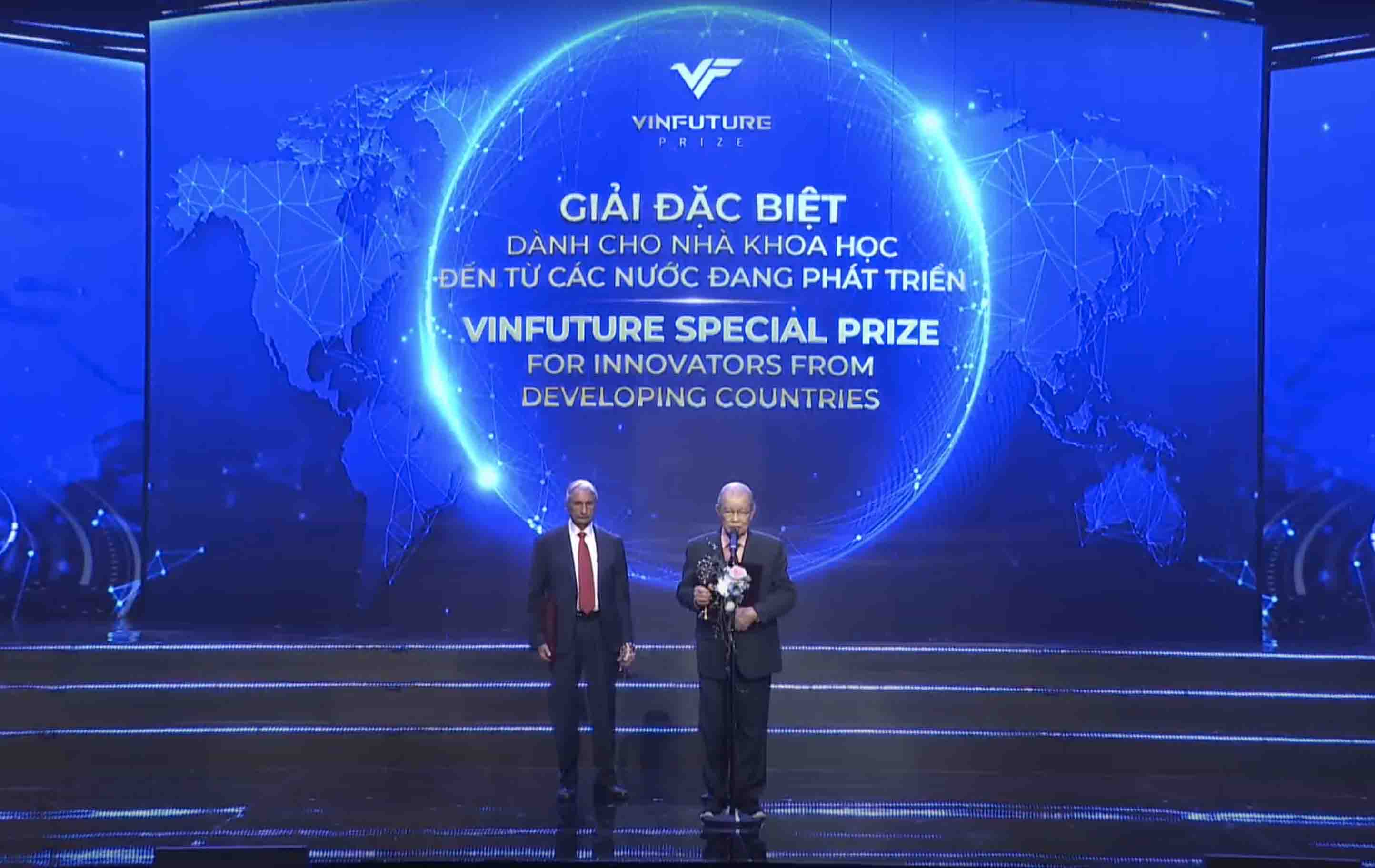 Special prizes for Scientists from developing countries were awarded to Professor Gurdev Singh Khush (India) and Professor Vo Tong Xuan (Vietnam). Photo: The Dai