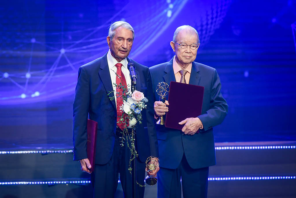 Professor Gurdev Singh Khush (India, left) and Professor Vo Tong Xuan (Vietnam). Photo: The Dai