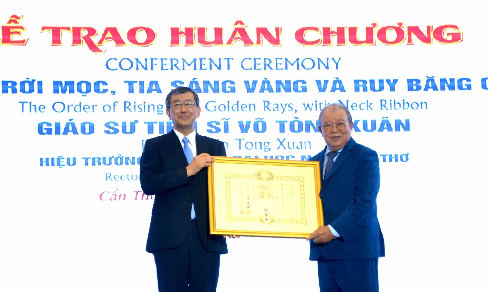 Professor Vo Tong Xuan was honored to receive the Order of the Rising Sun, Golden Ray and Ancient Ribbon from the Japanese Government. Photo: Luc Tung.