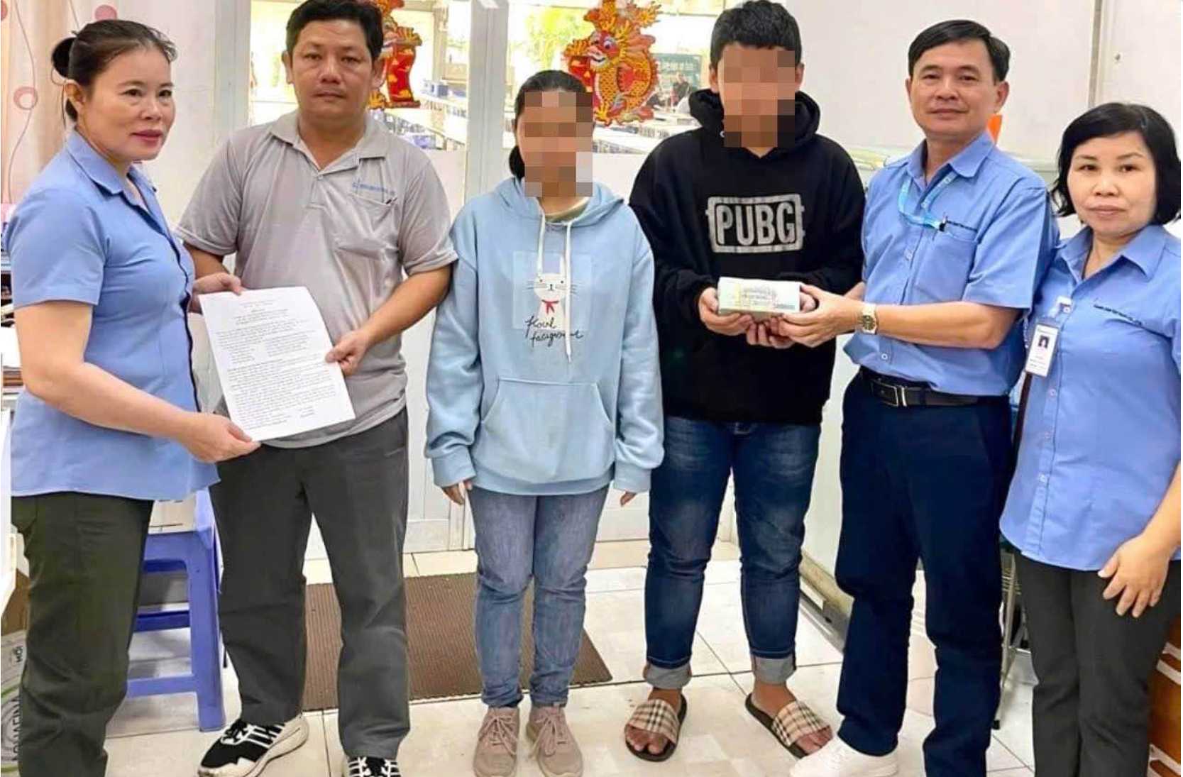 Công đoàn trao số tiền tương trợ cho gia đình nữ công nhân N.T.H qua đời do bị tai nạn giao thông. Ảnh: CĐCS Changshin