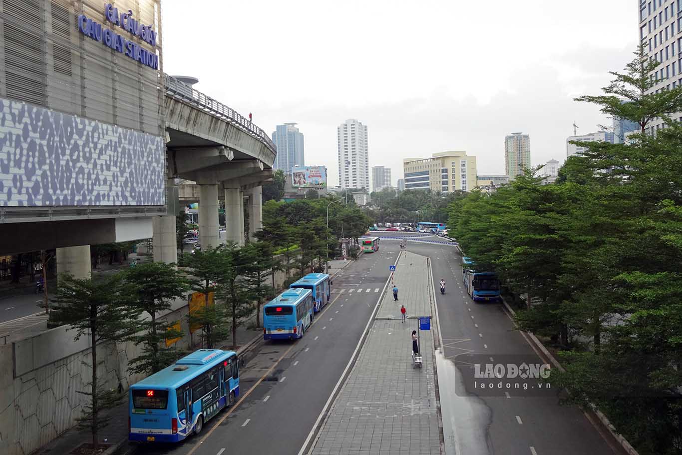 7h sáng 21.8, tại điểm đỗ xe dưới chân nhà ga S8 tuyến metro Nhổn - ga Hà Nội vẫn lác đác người.