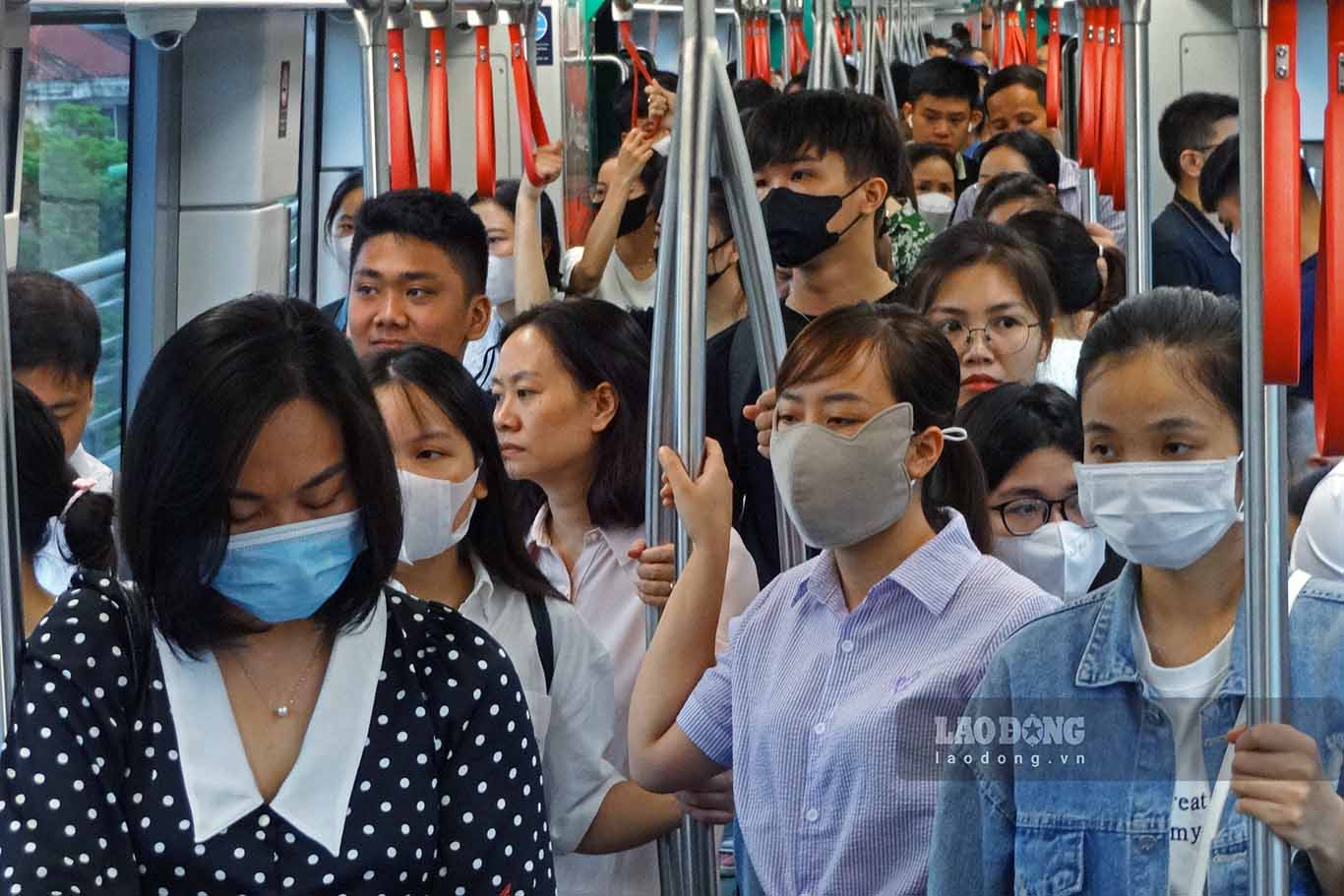 Hành khách chật kín trên tuyến tàu từ Nhổn về Cầu Giấy lúc hơn 7h30. Tàu metro Nhổn - ga Hà Nội có sức chứa 944 hành khách, bao gồm cả hành khách đứng và hành khách ngồi (tỉ lệ ghế ngồi là 94/944, chiếm 10%).