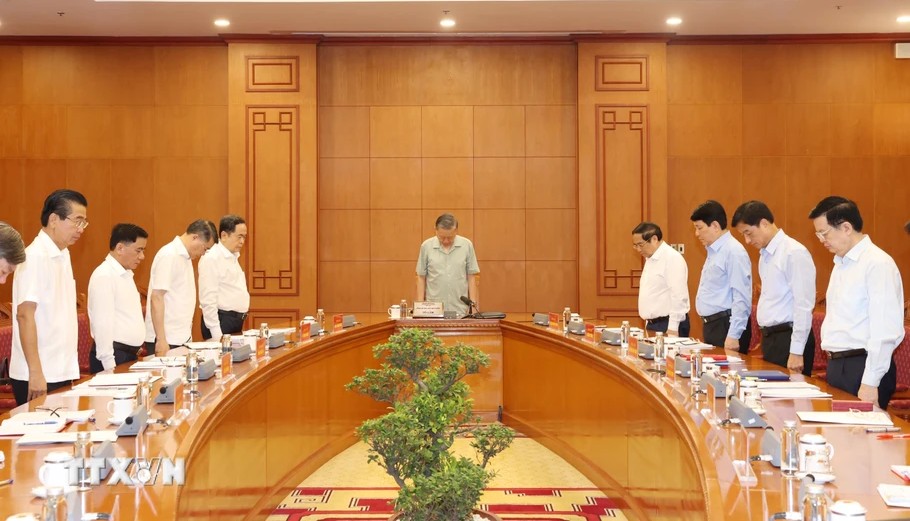 General Secretary and President To Lam and delegates observed 1 minute of silence to commemorate General Secretary Nguyen Phu Trong. Photo: TTXVN