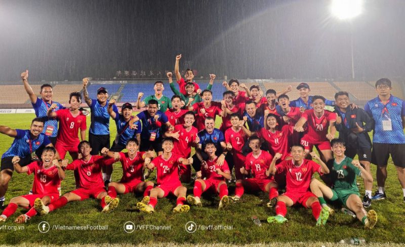 Cầu thủ U16 Việt Nam ăn mừng trong mưa sau chiến thắng trước U16 Nhật Bản. Ảnh: VFF