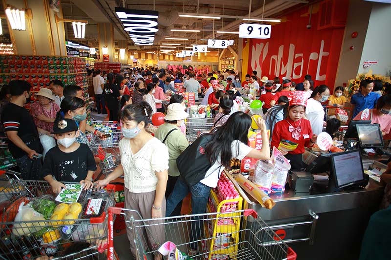 Customers bustling with shopping on the weekend at WinMart supermarket. Photo: WinCommerce