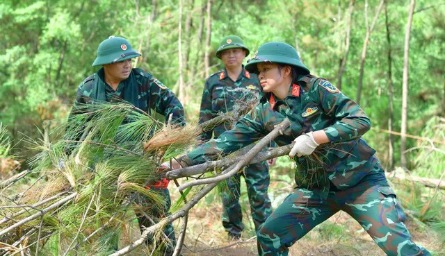Cán bộ, chiến sĩ lực lượng vũ trang tỉnh Nghệ An hỗ trợ đẩy nhanh tiến độ thi công đường dây 500 kV mạch 3 qua địa bàn. Ảnh: Quang Hải