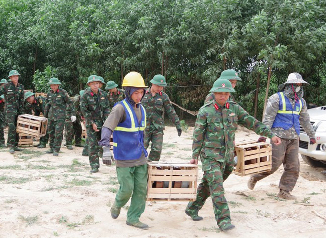 Cán bộ, chiến sĩ lực lượng vũ trang Hà Tĩnh hỗ trợ các đơn vị thi công công trình đường dây 500kV mạch 3 qua địa bàn. Ảnh: Trần Tuấn