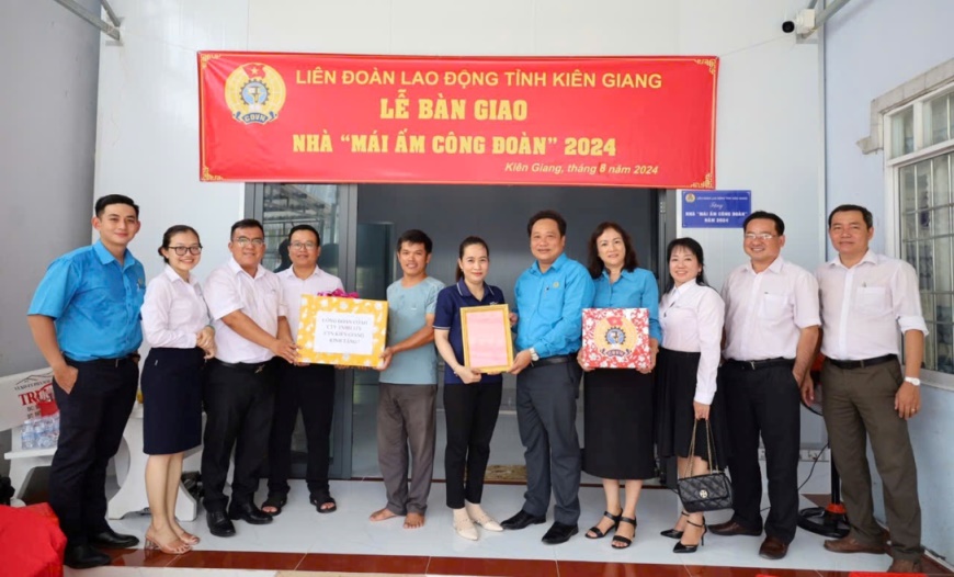 Bàn giao nhà Mái ấm Công đoàn cho chị Quyên. Ảnh: Xuân Nhi