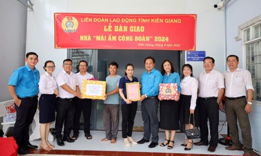 Bàn giao nhà Mái ấm Công đoàn cho chị Quyên. Ảnh: Xuân Nhi