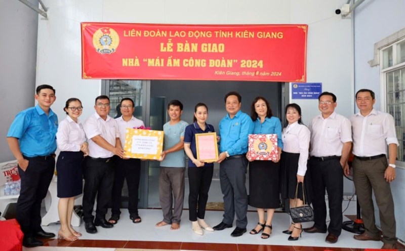 Bàn giao nhà Mái ấm Công đoàn cho chị Quyên. Ảnh: Xuân Nhi