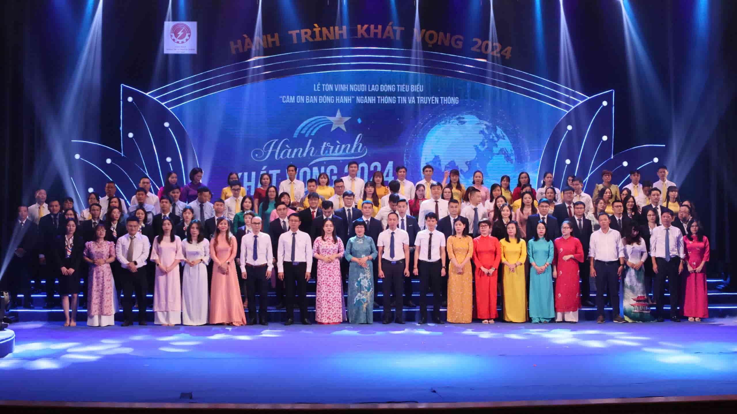 Employees with outstanding achievements in 2024. Photo: Den Phu.